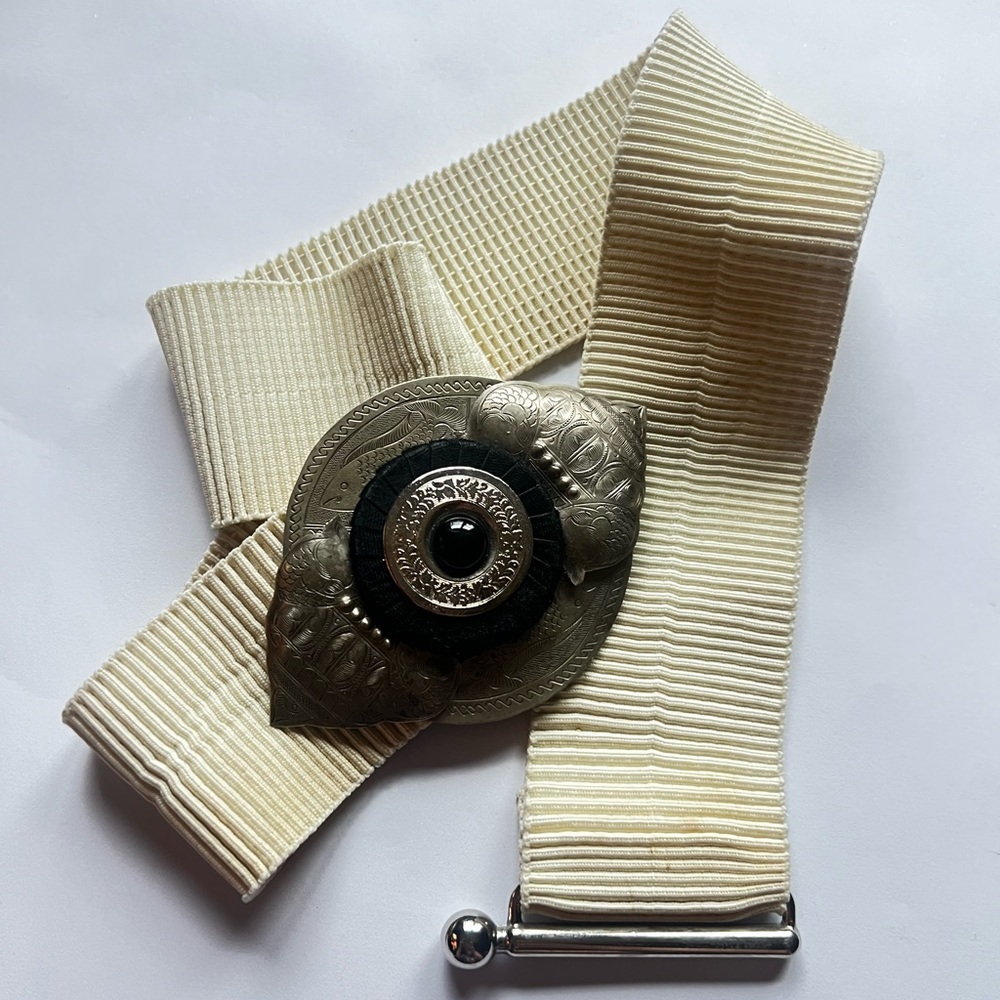 Vintage eggshell and etched silver/black fashion belt.